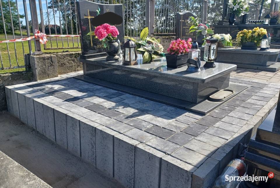 Cmentarz granit kostka brukowa wokół pomnika Ostrów Wielkopolski