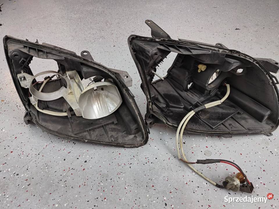 Dwie prawe obudowy Toyota Avensis części Kielcza