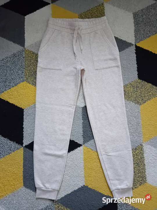 Beżowe dresy Warszawa