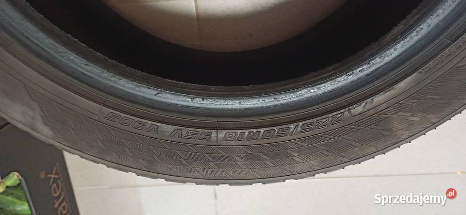 Opony zimowe Yokohama BluEarth 225 50 R18 Samochodowe Snopków sprzedam