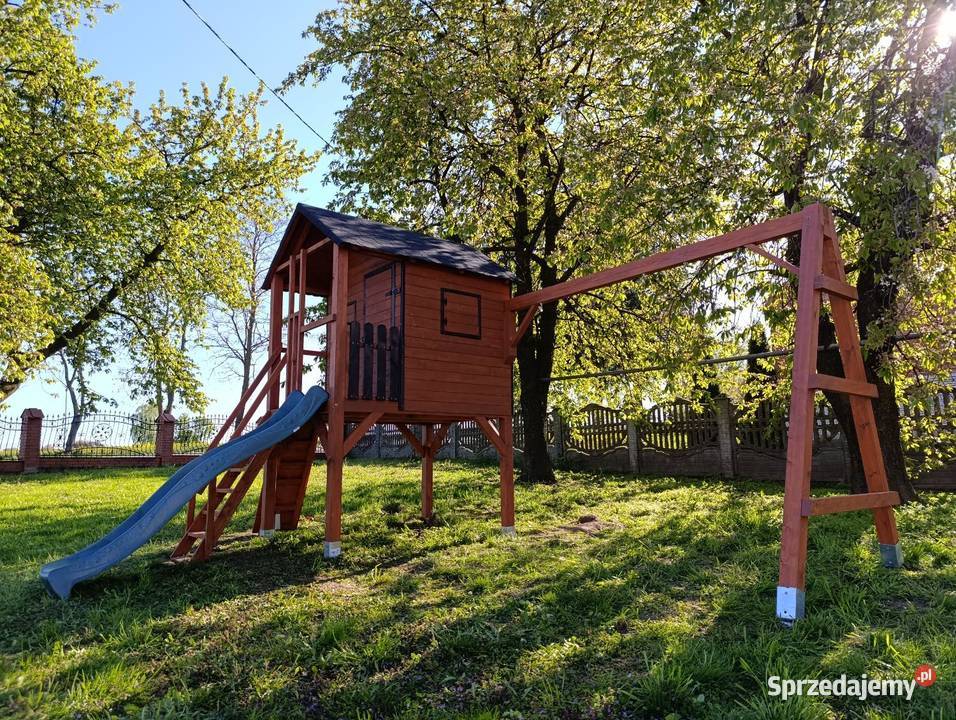 Place zabaw wieże domki drewniane w różnej