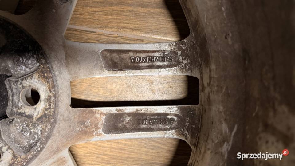 Sprzedam uszkodzoną felgę VW Seat 70jx17H2 ET43 Samochodowe Starogard Gdański