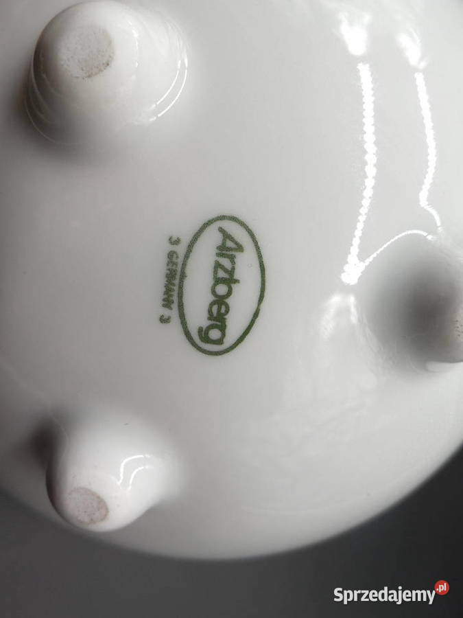 Biała porcelanowa miska na trzech nogach firmy Raszków