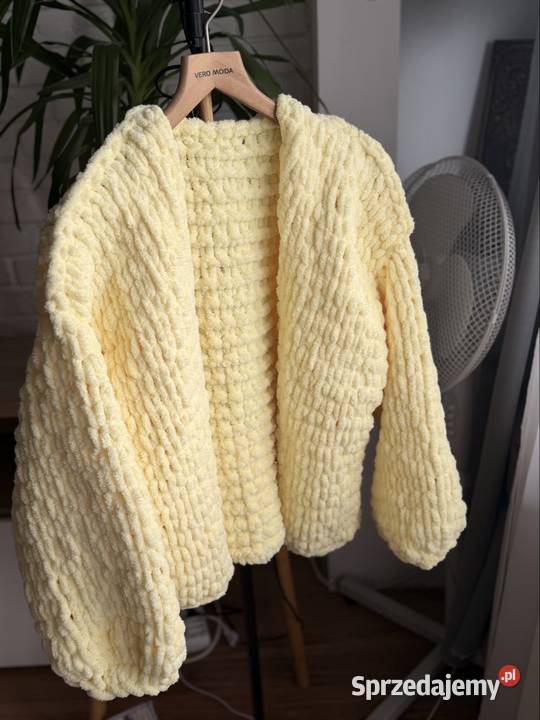 Jasnożółty wyrazisty sweter Solec Kujawski