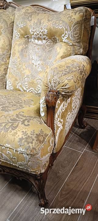 sofa ślicznie zdobiona