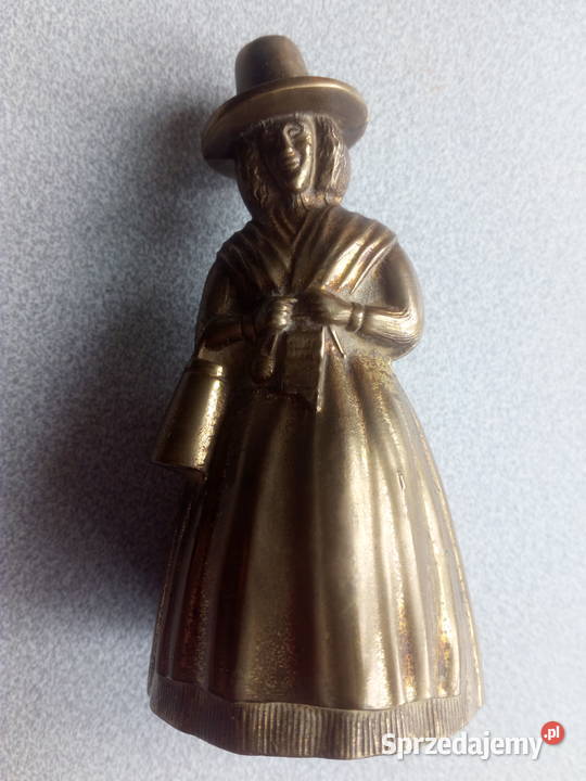 Mosiężny antyczny dzwonek pani robiąca na