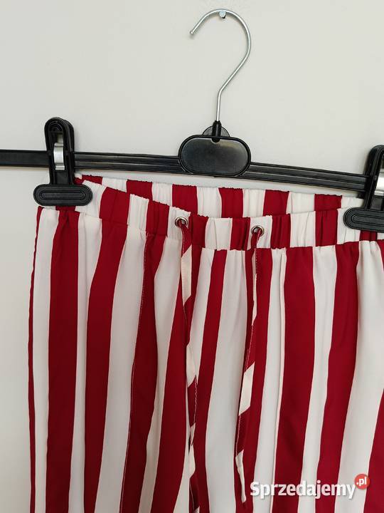 PrettyLittleThing Czerwonobiałe spodnie w paski Gdynia