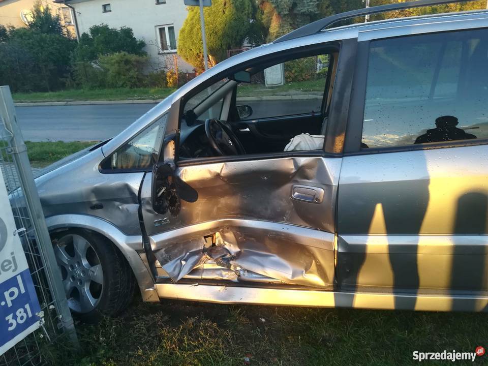 Opel Zafira powypadku przegląd i OC do września klimatyzacja Ostrowiec Świętokrzyski