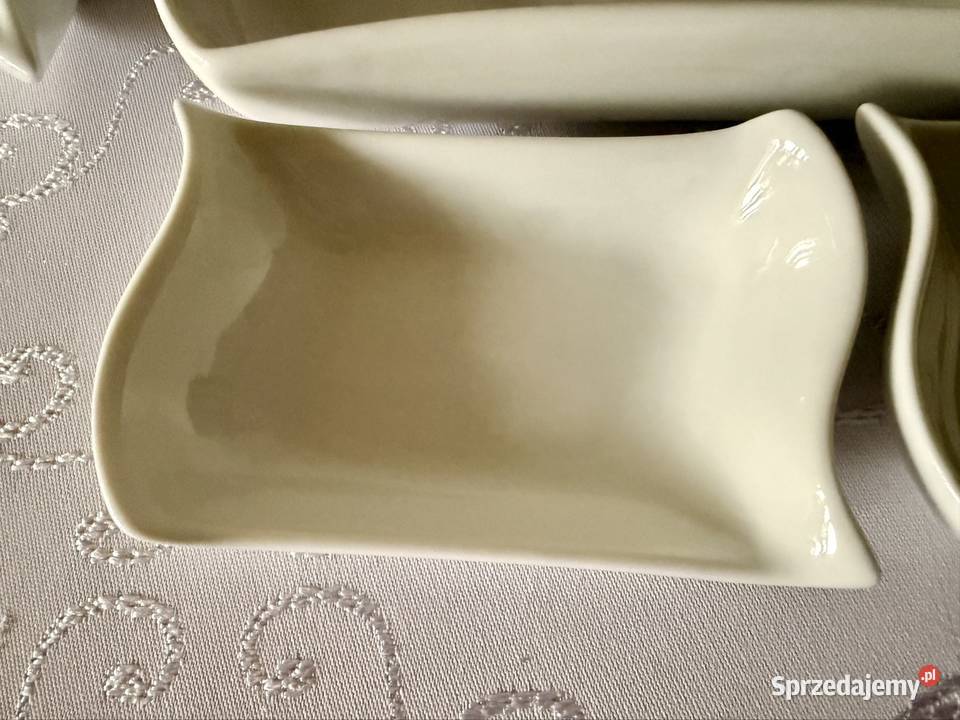 Zestaw porcelanowych salaterek i pater falistych