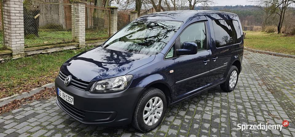 Świeżo sprowadzony VW Caddy z 2014 roku 16 TDI granatowy Krasnobród
