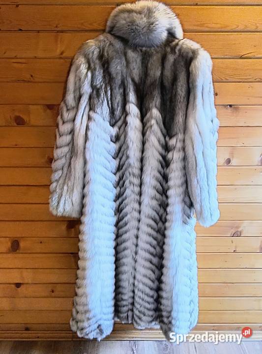 Naturalne futro maxi marki Petr Zavrl eleganckie Łącko