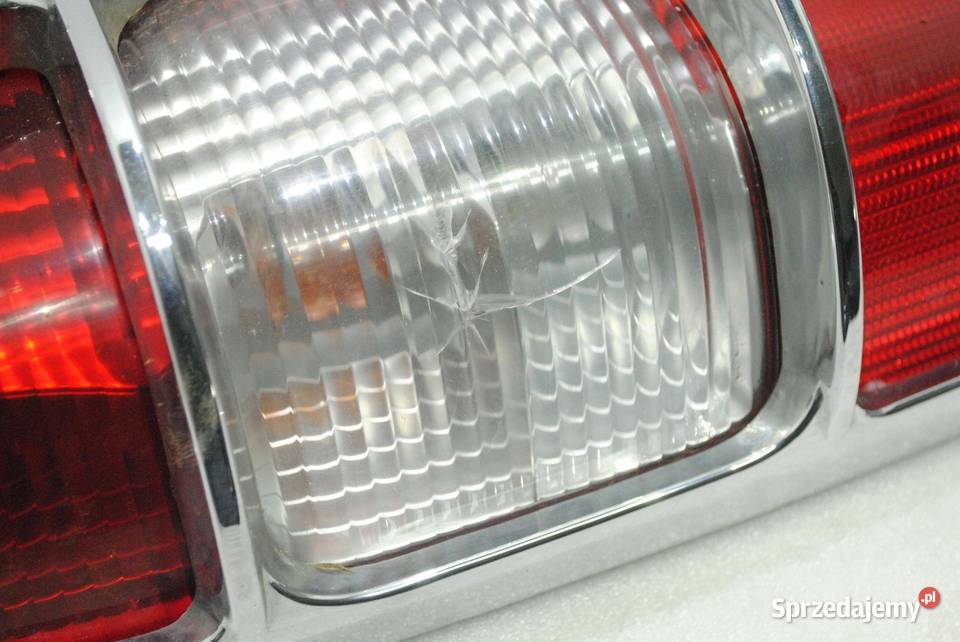 LAMPA TYŁ PRAWA OBUDOWA ISUZU D 06R