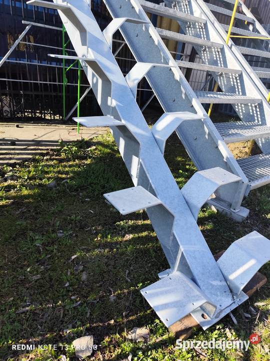 Schody drewniane konstrukcja metalowa schodów Elżbieta