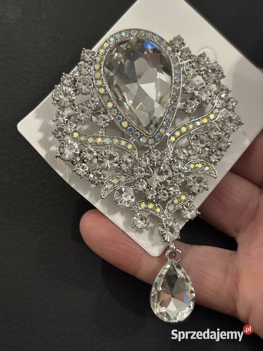 Elegancka biżuteryjna broszka z ruchomą łezką Broszki Kraków