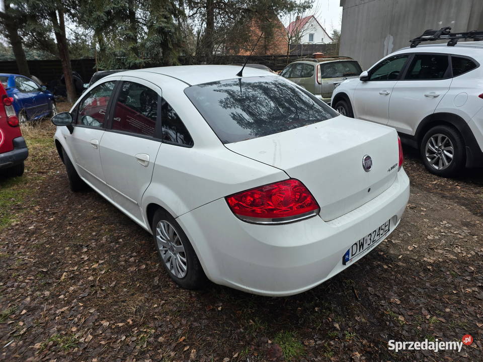 Sprzedam auto Fiat Linea Dynamic z fabryczną