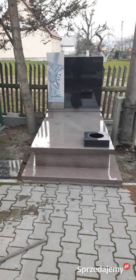 Nagrobekgrobowiec Bohus czerwony rzeźba Jezusa Strzegom
