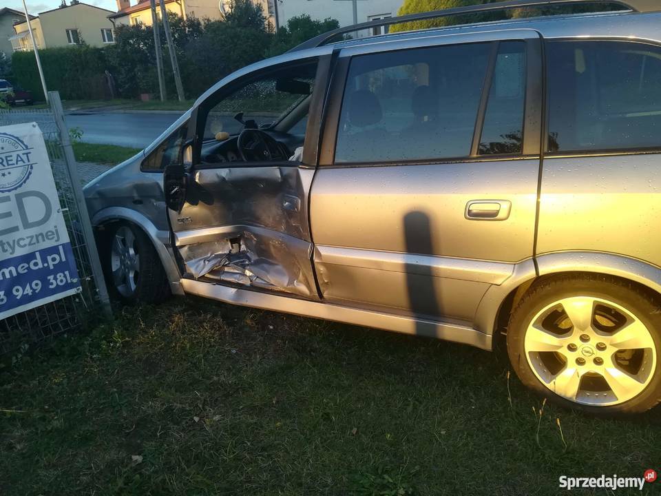 Opel Zafira powypadku przegląd i OC do września Rok produkcji 2005 świętokrzyskie Ostrowiec Świętokrzyski