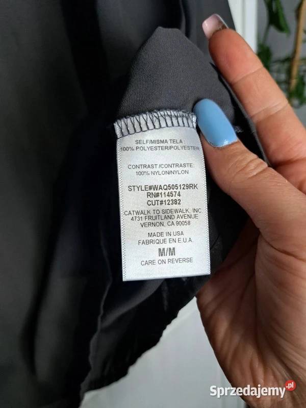 Szara bluzka z koronką i falbanami marki Pleione