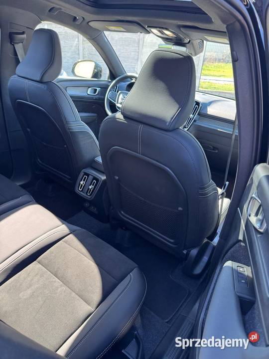 VOLVO XC40 B5 AWD MOMENTUM PRO 20 benzyna 250 nieuszkodzony Nisko