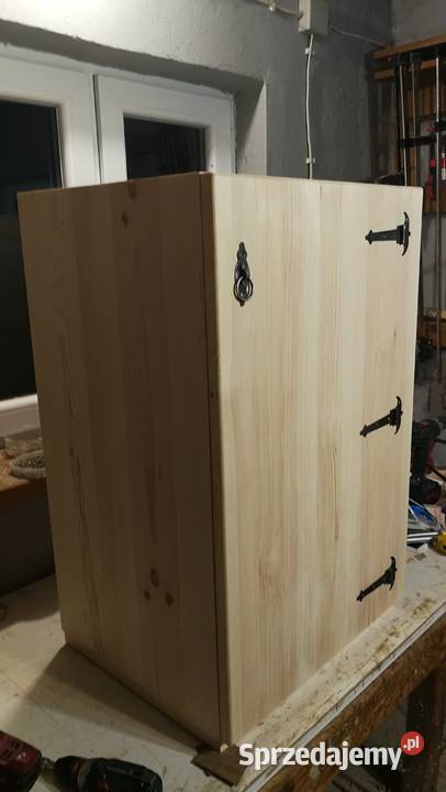 Drewniana szafka na buty zamykany regał z Radków