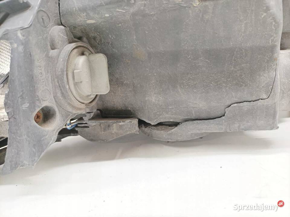 LAMPA PRZÓD PRAWA XENON USZKODZONA 921023U290