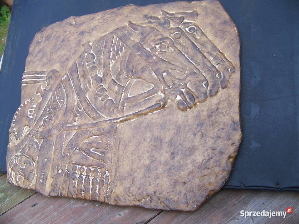 konie płaskorzeźba Dargikowo