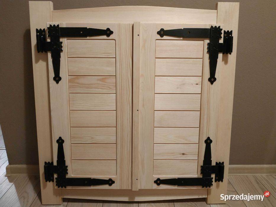 Okno drewniane z okiennicami Żołynia