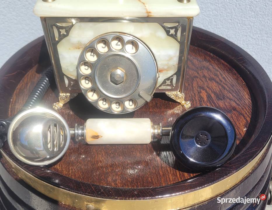 Zabytkowy telefon z obrotową tarczą wykonany z Zamość