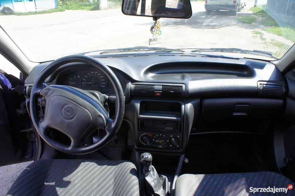 Granatowy Opel Astra LPG manualna Marki