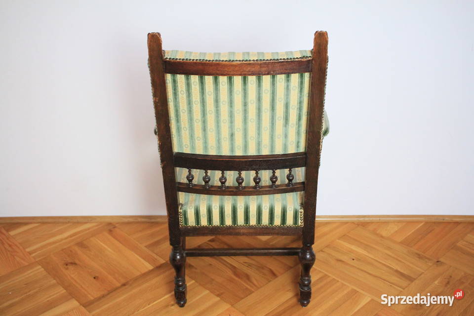 Pięknie zdobiony fotel klasyczny i elegancki Góra