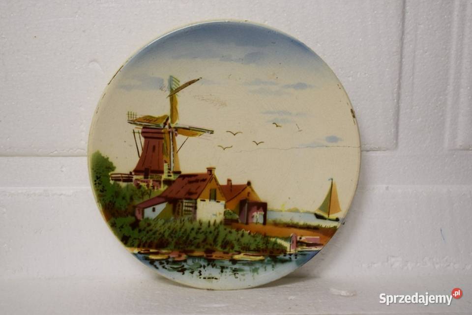 Stary talerz ceramiczny z wiatrakiem w tle