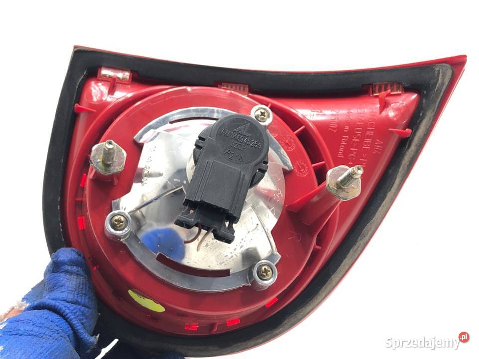 LAMPA TYŁ PRAWA WEWNĘTRZNA VW GOLF V Hatchback