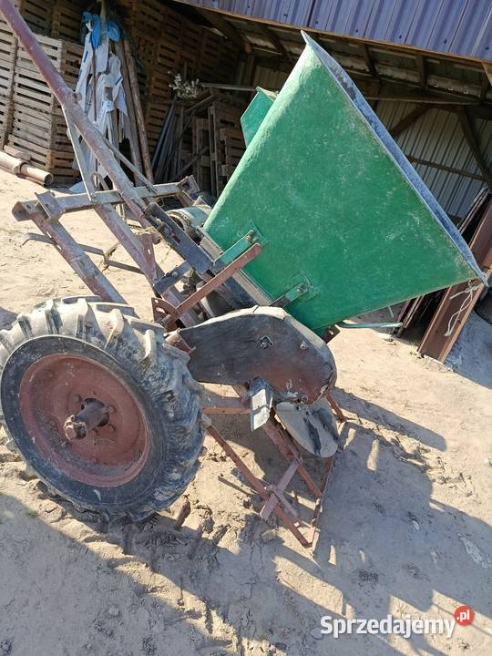 Ciągany rozsiewacz taśmowy do nawozu i wapna Sochaczew