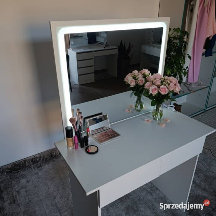 Nowoczesna toaletka kosmetyczna z lustrem led Wieliczka