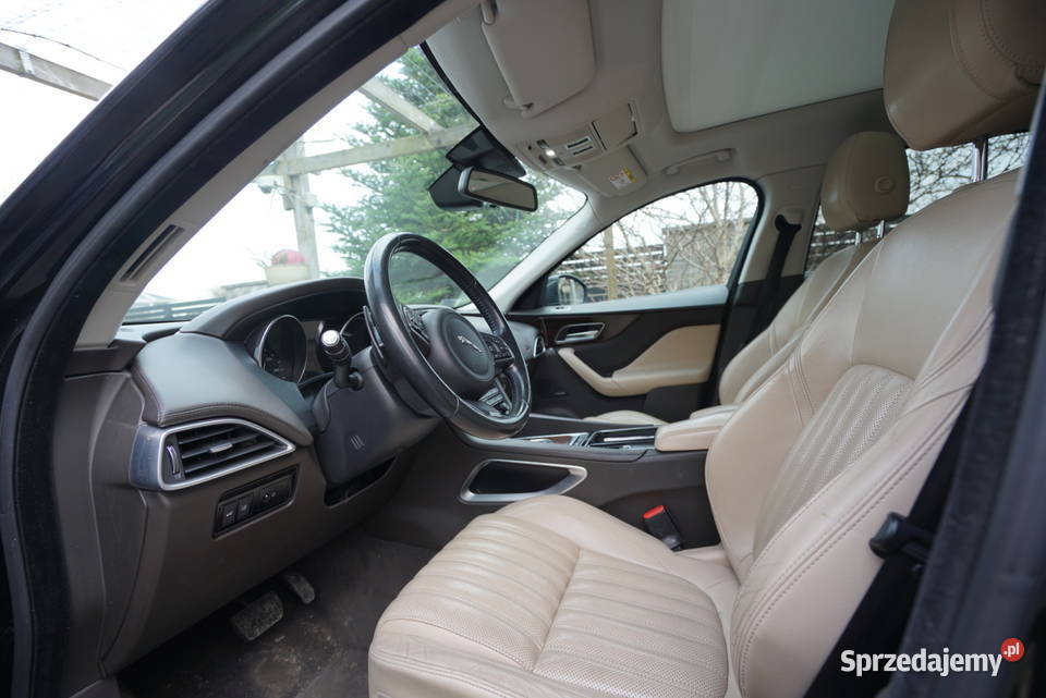 Jaguar FPace 2016 z salonu polskiego uszkodzony