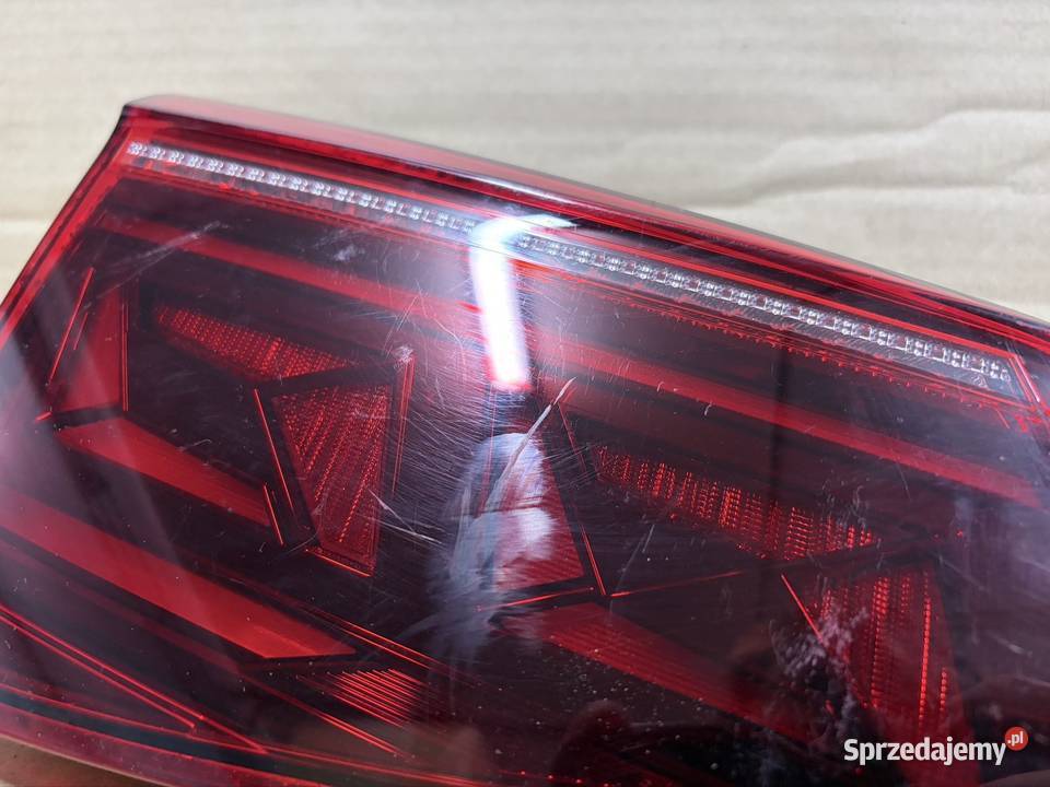 LAMPA LEWA TYŁ TYLNA W KLAPĘ VW PASSAT B8 LIFT Drezdenko