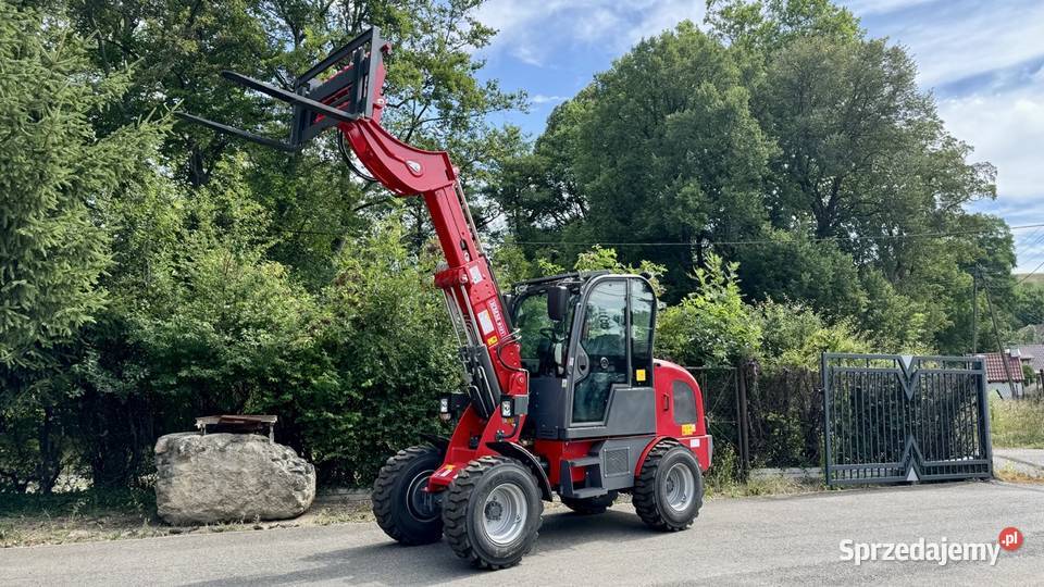 Teleskopowy terenowy wózek widłowy KMM 812T kabina Wolsztyn