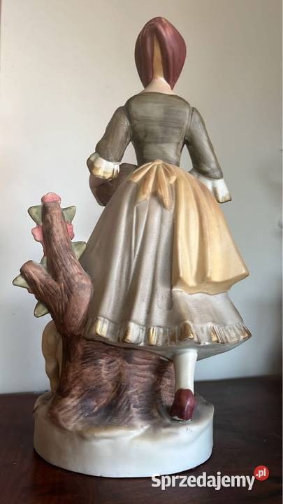 Figurka dziewczyny z owieczką Bez sygnatury Made Gdańsk