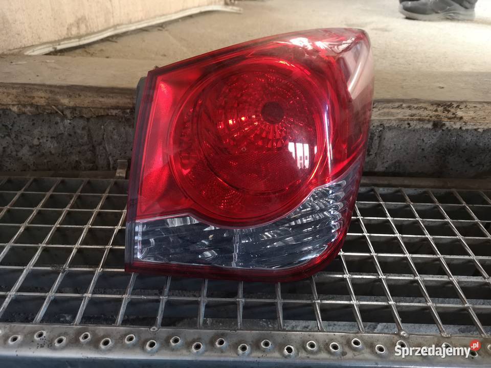 Chevrolet Cruze LS Lampa Prawa Skomielna Biała
