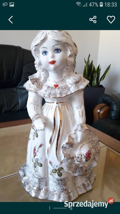 Duża sygnowana porcelanowa figurka Chodzież