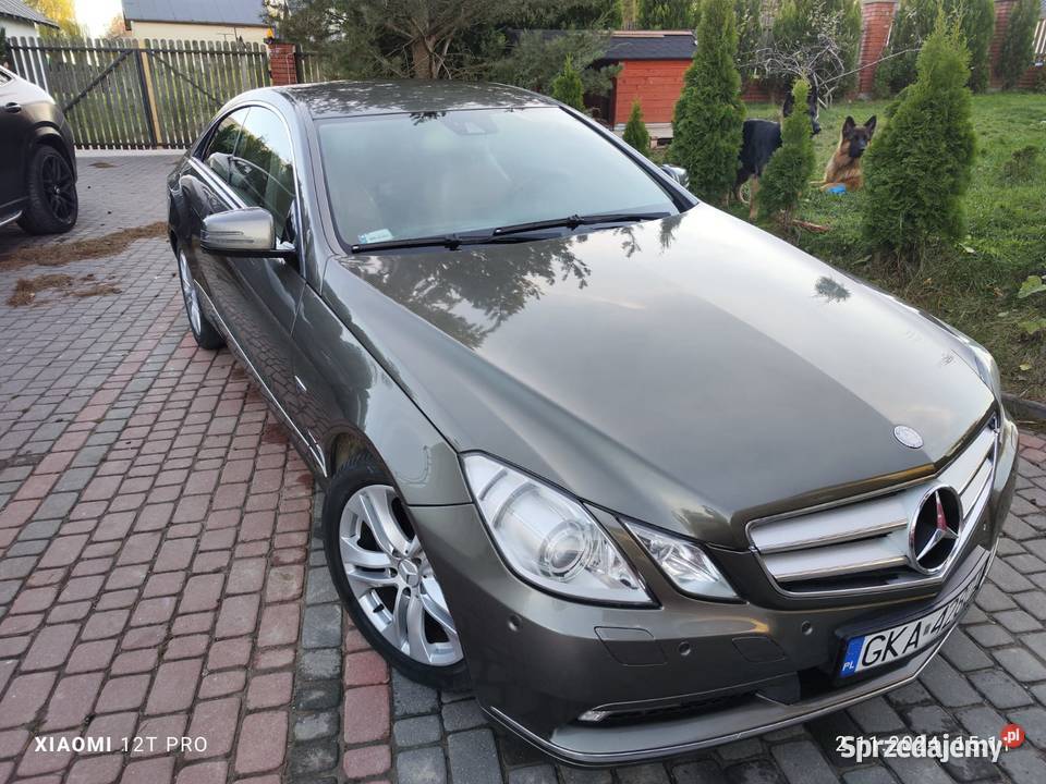 piękny Mercedes klasa E elektryczne lusterka Przodkowo