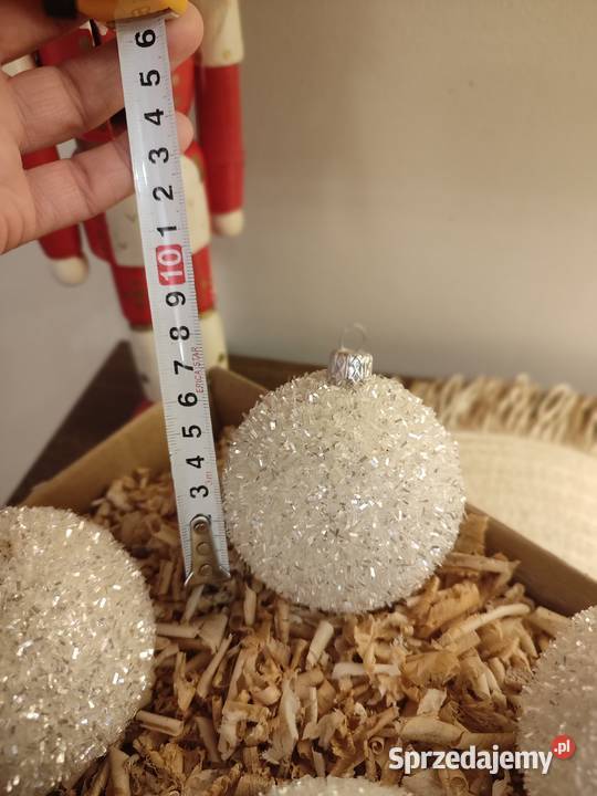 Białe bombki mieniące się ozdoba świąteczna