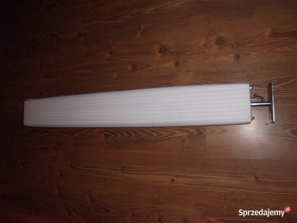 duża lampa na podstawie