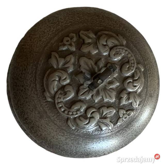 Pudełko cynowe ze zdobioną pokrywką z Mastad Warszawa