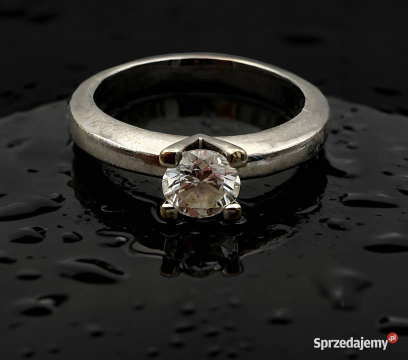 Ekskluzywny pierścionek zaręczynowy z białego Pierścionki