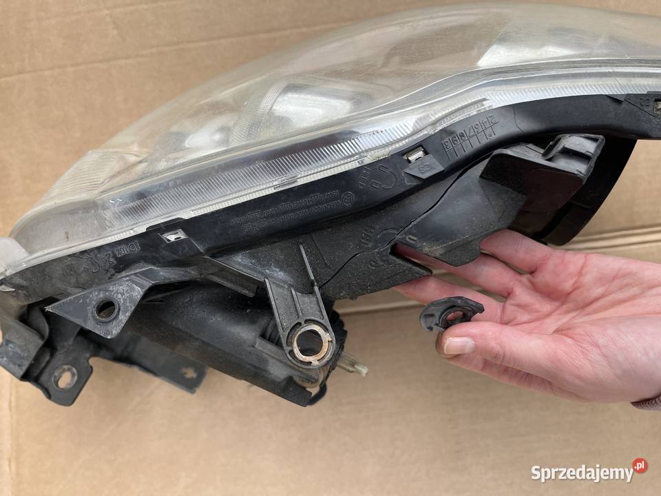 Lampa prawy przód Toyota Auris I LIFT 8111002A40 Oświetlenie Brzesko