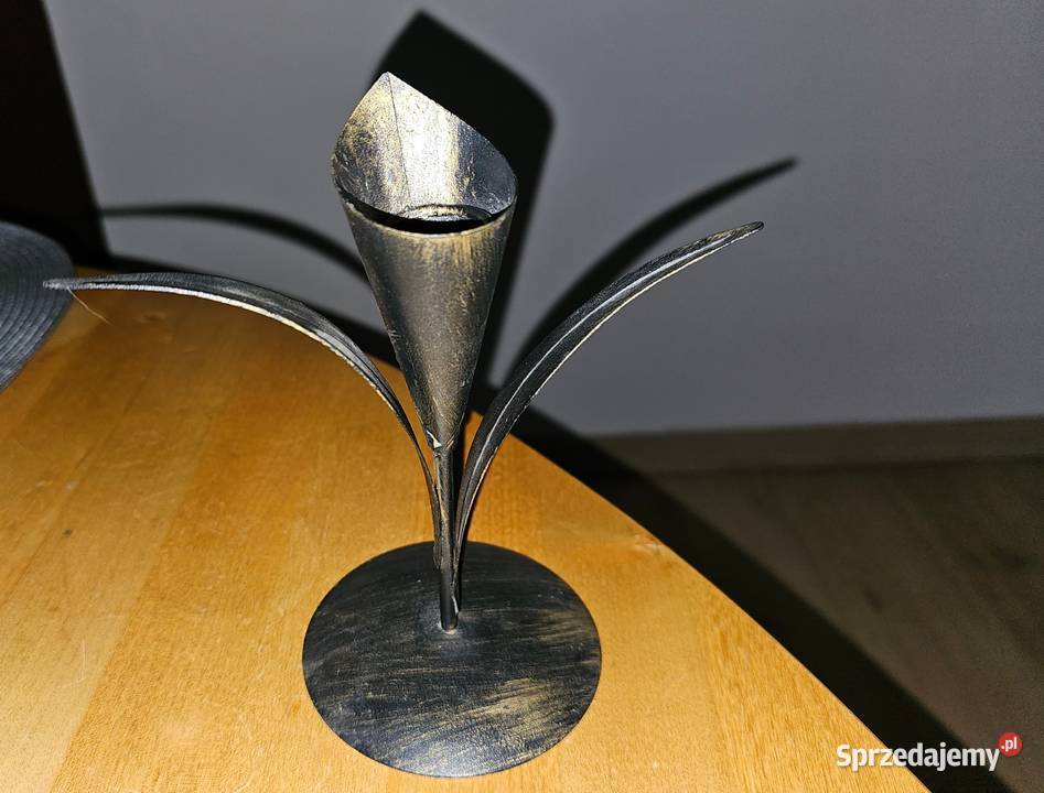 Świecznik PRL tulipan metal kolor stare złoto małopolskie Oświęcim