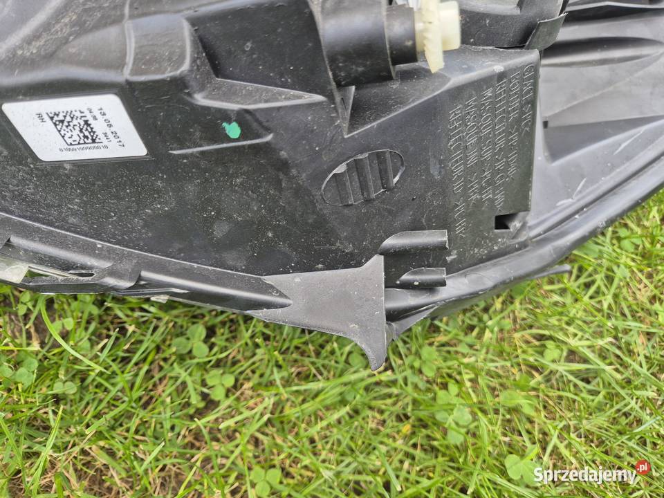 Renault Clio IV 4 lift lampa przednia prawa prawe Bucze