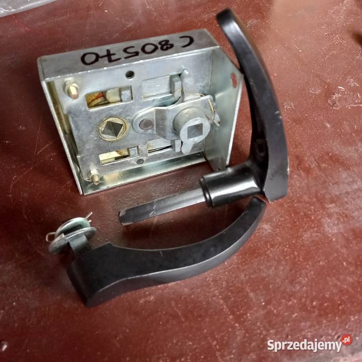 Zamek drzwi prawy C385 80368915 Brzeziny