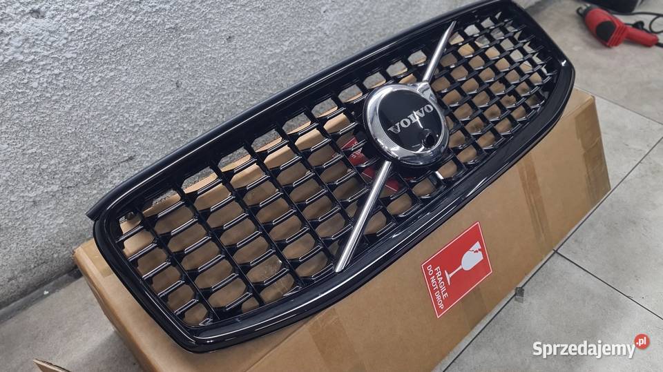 Grill atrapa znaczek logo Volvo XC60 II OEM 2126 osobowe Motoryzacja Lelis sprzedam